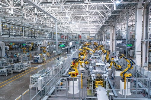 山城重慶見證“中國(guó)速度” 超級(jí)工廠30秒下線一臺(tái)車，水草打撈船守護(hù)碧水清波